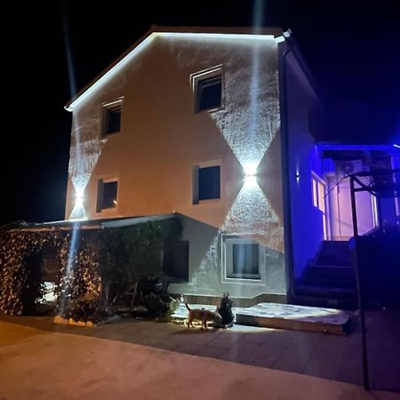 Apartments Frigan Maslenica Bagian luar foto