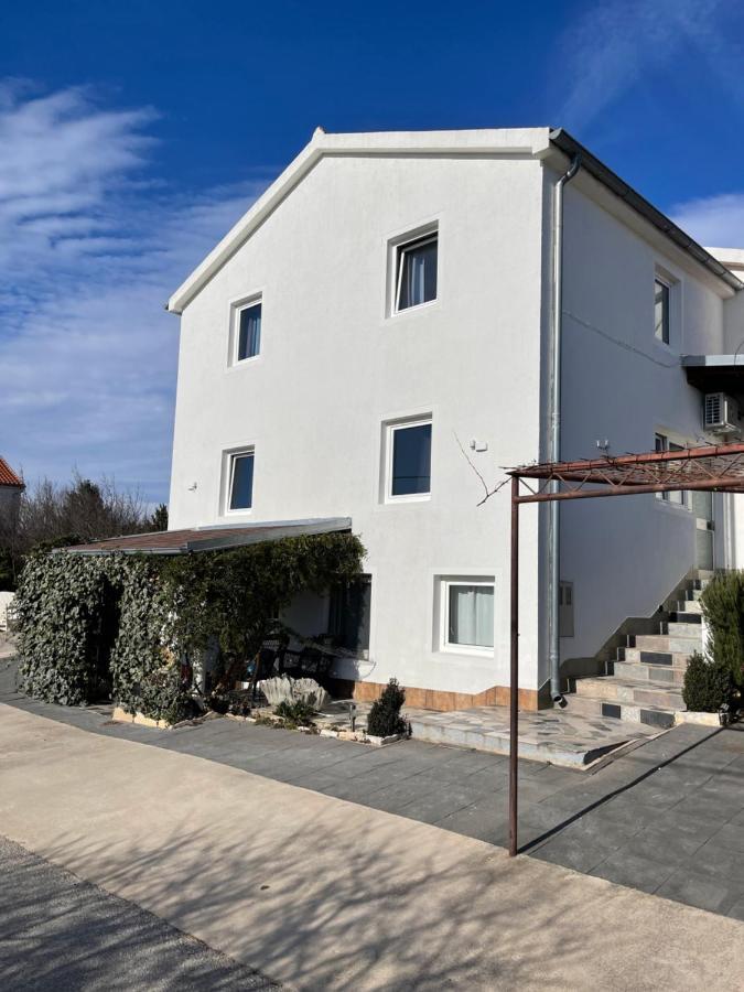 Apartments Frigan Maslenica Bagian luar foto